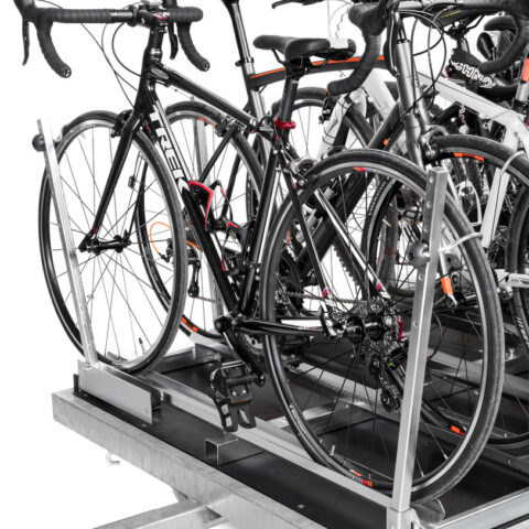O trailer transporta de 12 a 15 bicicletas na posição horizontal.